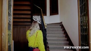 شهوانيتان وعاشقتان! الحسناوات المثيرات ناتاليا ستار وهينيسي تتشاركان قضيبًا