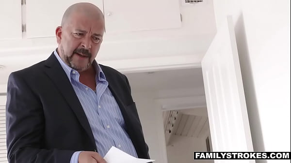 نيك كس وطيز وبزاز الأخت غير الشقيقة المثيرة هانا هايز مارست الجنس بمرح