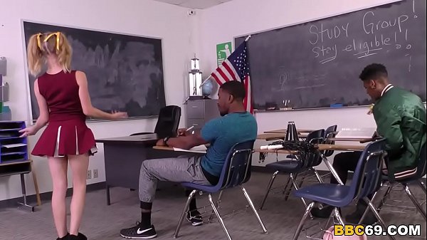 هانا هايز المثيرة مهتمة جداً بنيك كس من ابن الجيران الذى امتع كسها