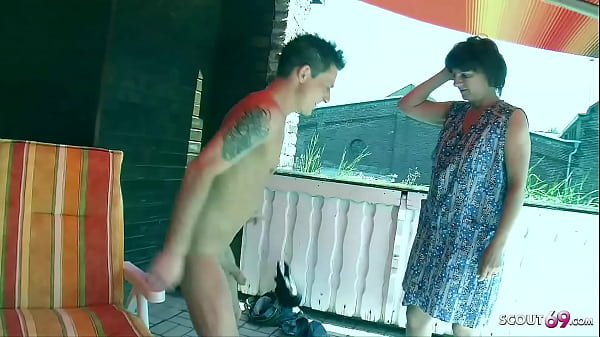 Durchtriebener Jungspund verführt seine dumme Stief Mutter zum Fick nach dem Grillen