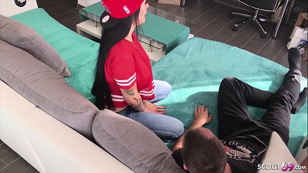 German Young – Sie fickt den besten Freund ihres Stief Bruder als beide alleine im Wohnzimmer sind