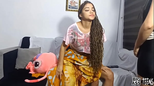 Mi hermanastra casera me ayuda con mi problema de ereccion me madrastra la polla y termina cabalgandome mi verga hasta correrce dentro de su coño