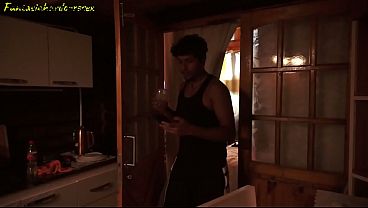 Sesion de entrenamiento intenso con mi personal trainer hace que tenga una ereccion y yo no pude contenerme al ver su pene rozando mi cara